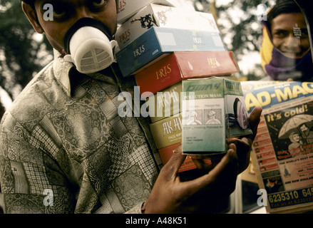 Mann verkaufte Gesichtsmasken und Luftfilter Delhi Indien Stockfoto