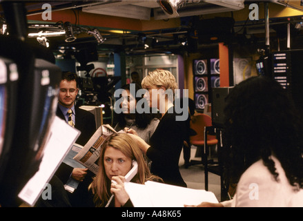 Journalisten-Produzenten und bereitet die Nachrichten von Kanal 5 TV-Moderatoren Stockfoto