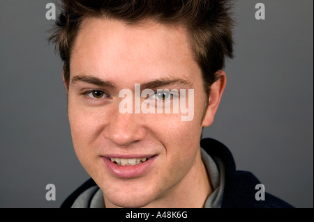 Junger Mann, Lächeln, Porträt Stockfoto