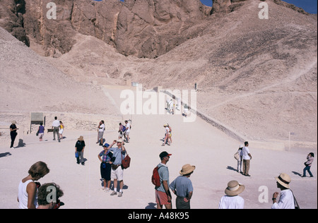 Touristen strömen, um das Grab des Tutanchamun im Tal der Könige Ägyptens Stockfoto