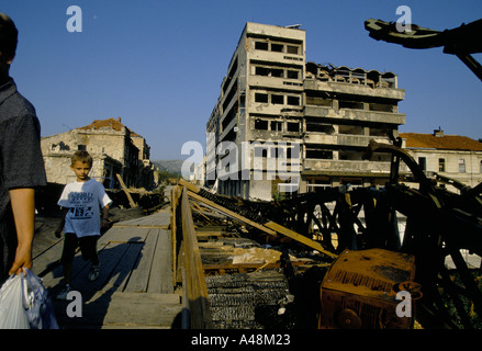 nach 1994 begann UN Waffenstillstand Zivilisten zwischen Ost und West-Mostar auf Pontonbrücken gebaut von den Vereinten Nationen zu überwinden. Stockfoto