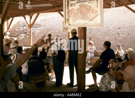Ein Reiseleiter erklärt Details des Grabes von Tutanchamun zu einer Gruppe von englischen und amerikanischen Touristen. Tal der Könige Ägyptens Stockfoto