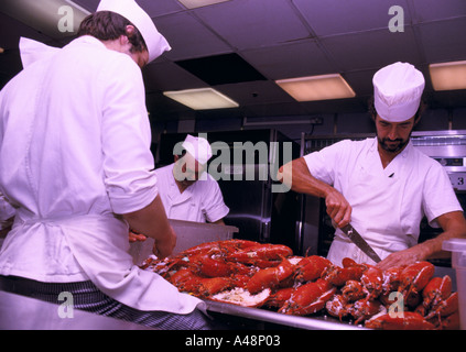 Köche an Bord der Queen Elizabeth QE2 Hummer zum Mittagessen vorbereiten Stockfoto