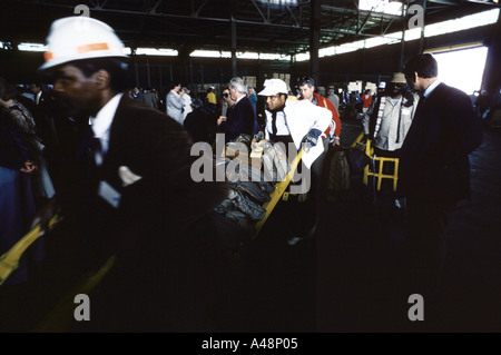 Träger schieben Trolleys Gepäck nach QE2 Docks in New York Stockfoto