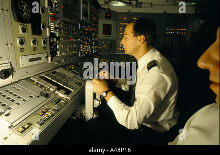 Faslane Basis Marineoffiziere auf Steuerplatine des Trident bewaffnete Atom-u-Boot Stockfoto