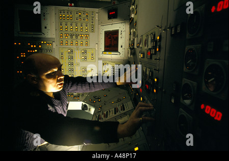 Faslane Basis Marineoffizier am Bedienfeld des Trident bewaffnete Atom-u-Boot Stockfoto