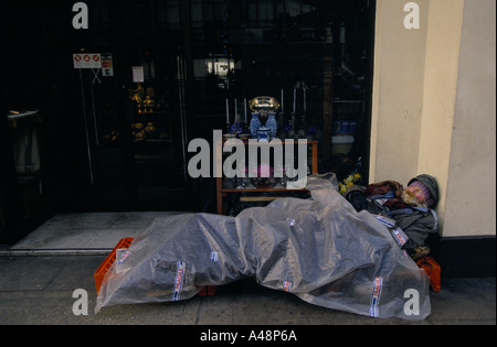 Obdachlosen Mann der Straße in einem Hauseingang auf der Londoner Strang Stockfoto