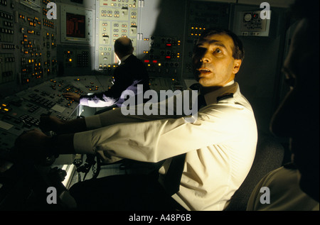 Marineoffiziere an den Schalthebeln der Trident Atom-u-Boots. Faslane naval base Schottland Stockfoto