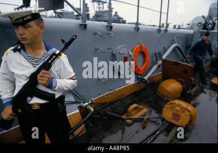 Russischer Seemann auf Sentry Uhr auf seinem Schiff in Sebastopol Werft Schwarzmeer Krim ukraine Stockfoto