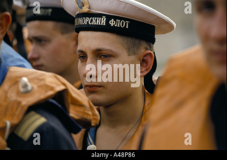 Russische Matrosen auf der Parade auf ihrem Schiff im Schwarzen Meer port Sebastopol. Krim Ukraine Stockfoto