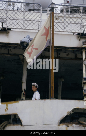 ein junger russischer Seemann an Bord seines Schiffes in Sebastopol Schiffswerft. Krim. Ukraine Stockfoto