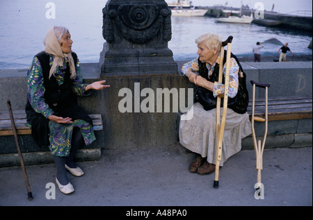 zwei alte Frauen im Chat auf der Strandpromenade von Jalta Krim ukraine Stockfoto