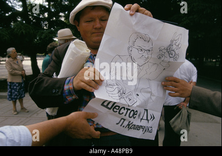 Politische Agitatoren halten eine improvisierte Treffen außerhalb des Parlamentsgebäudes. Simferipol Krim Ukraine 1994 Stockfoto