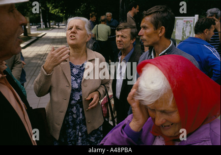 Politische Agitatoren halten eine improvisierte Treffen außerhalb des Parlamentsgebäudes. Simferipol Krim Ukraine 1994 Stockfoto