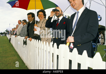 Zuschauer genießen ein Benefizspiel Polo im royal Berkshire Poloclub. Stockfoto