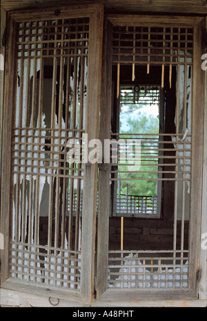 Ein zerbrochenes Fenster in Nahaufnahme Stockfoto