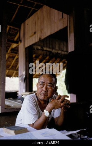 Karen-Rebellen camp Adjutant emsig kauen Betelnüsse 1992 Manerplaw burma Stockfoto