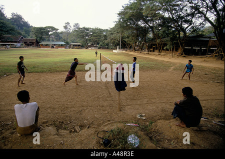 Burma Karen-Rebellen-Badminton ist ein beliebter Zeitvertreib im Manerplaw Camp 1992 Stockfoto