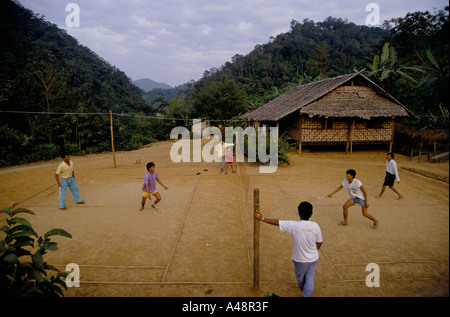 Karen-Rebellen während Abfahrtzeit spielen Badminton in den Dschungel Manerplaw Birma 1992 Stockfoto