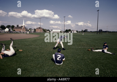 Gruppe von Baseball-Spieler wärmen Sie sich vor ihrem Spiel auf einem Stellplatz in einer amerikanischen Kleinstadt Stockfoto