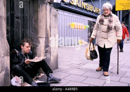 Obdachloser bettelt außen Sainsbury Supermarkt Camden london Stockfoto