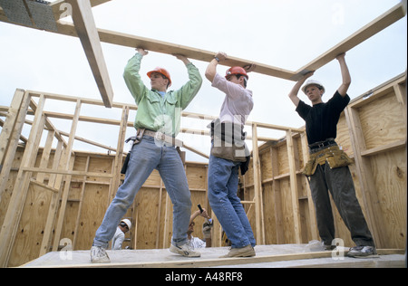 Bauherren, die Errichtung einer Holzes Fachwerkbinder Dachrahmen Stockfoto