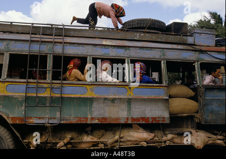 Reisende, die auf den Markt in Phnom Penh auf einem bus Stockfoto