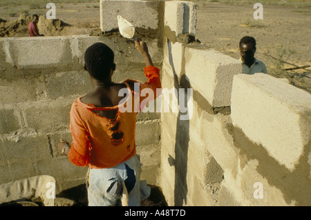 ein Masai Mitarbeiter von Ici sein Haus in Magadi Kenia. Stockfoto