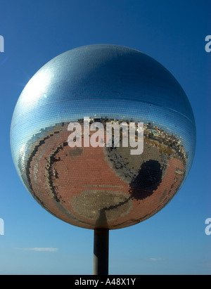 Die weltweit größte Glitterball auf der Promenade in Blackpool, Fylde, Lancashire. Stockfoto