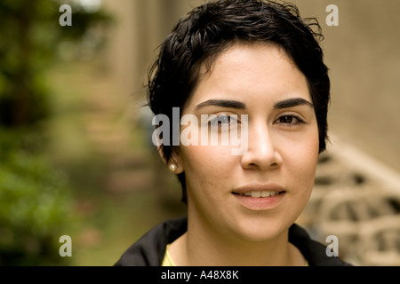 Junge Frau starrte, Porträt Stockfoto