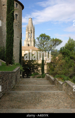 Blick auf die Kirche von Sant Feliu vom Passeig Arqueológic Gerona Girona Catalonia Catalunya Cataluña España Spanien Europa Stockfoto