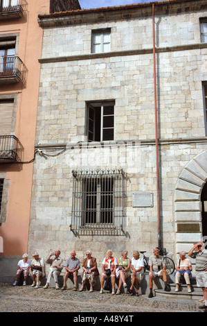 Senile Touristengruppe ausruhen vom Plaça De La Catedral Gerona Girona Katalonien Catalunya Cataluña España Spanien Europa Stockfoto