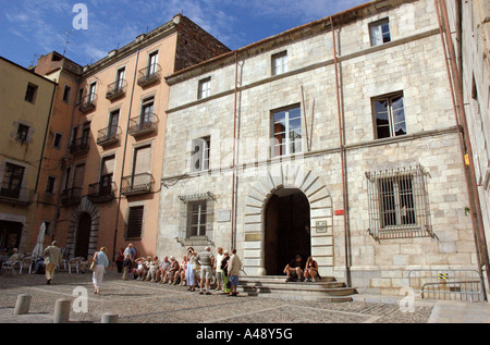 Senile Touristengruppe ausruhen vom Plaça De La Catedral Gerona Girona Katalonien Catalunya Cataluña España Spanien Europa Stockfoto