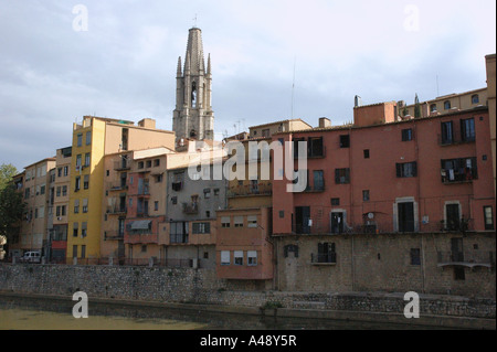 Panoramablick über charakteristische Fälle de l'Onyar Gerona Girona Katalonien Catalunya Cataluña España Spanien Europa Stockfoto