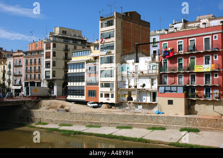 Panoramablick über charakteristische Fälle de l'Onyar Gerona Girona Katalonien Catalunya Cataluña España Spanien Europa Stockfoto
