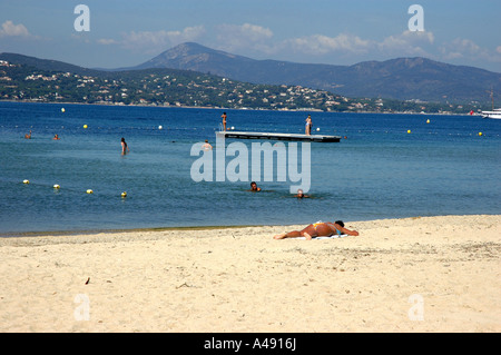 Panoramablick auf Meer & Strand von St. Tropez Côte d ' Azur Saint San S Cote D Azur Frankreich Südeuropa Stockfoto