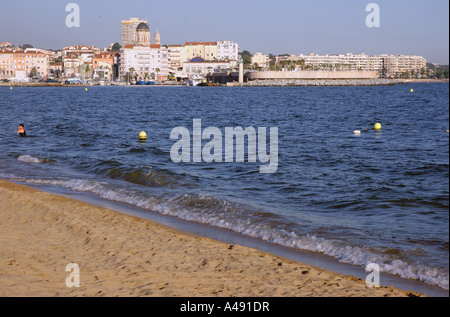 Panoramablick auf Meer & Strand von St Raphael Côte d ' Azur Saint San S Cote D Azur Frankreich Südeuropa Stockfoto