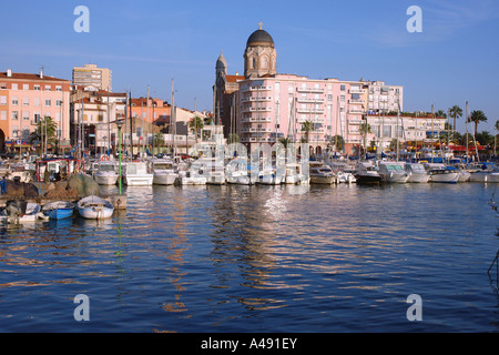 Panoramablick auf Meer & Hafen von St Raphael Côte d ' Azur Saint San S Cote D Azur Frankreich Südeuropa Stockfoto