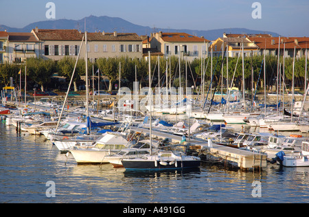 Panoramablick auf Meer & Hafen von St Raphael Côte d ' Azur Saint San S Cote D Azur Frankreich Südeuropa Stockfoto