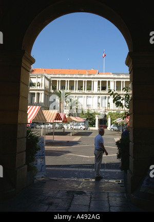 Torbogen führt zu bunten Cours Saleya Marché Aux Fleurs Vieux alt Nizza Côte d ' Azur Cote D Azur Frankreich Südeuropa Stockfoto