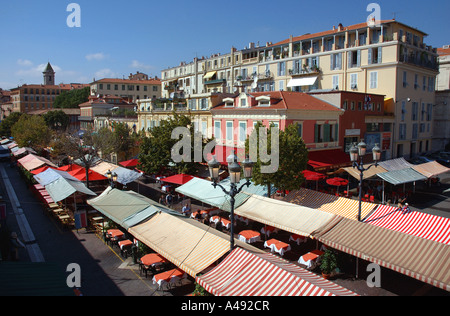 Panoramablick auf bunten Cours Saleya Marché Aux Fleurs Vieux alt Nizza Côte d ' Azur Cote D Azur Frankreich Südeuropa Stockfoto