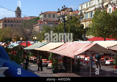 Panoramablick auf bunten Cours Saleya Marché Aux Fleurs Vieux alt Nizza Côte d ' Azur Cote D Azur Frankreich Südeuropa Stockfoto