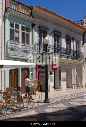 Balkon mit Blick auf prachtvolle Architektur Straße Neustadt Zentrum Aveiro Iberia iberischen Halbinsel Nord Portugal Nordeuropa Stockfoto