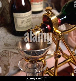 Essen und trinken Dekantieren Wein aus Sediment zum Abendessen Stockfoto