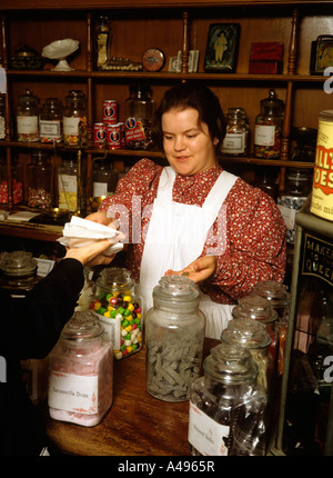 UK Shropshire Ironbridge Blists Hill Museum Abigail Scott dienen in der Konditorei Stockfoto