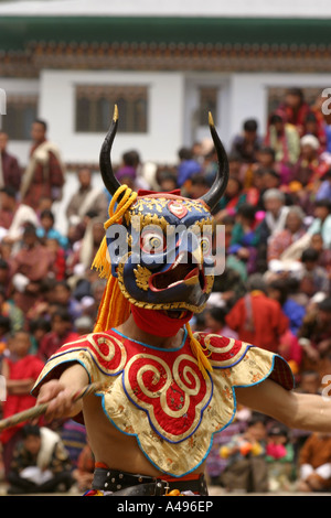 Bhutan Paro Festival Tsechu Tanz der drei Arten von Ging mit Trommeln Driging Garuda maskierte Tänzer Stockfoto