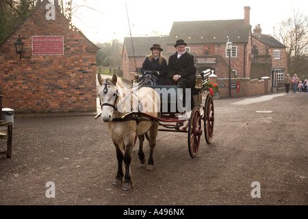 UK Shropshire Ironbridge Blists Hill viktorianischen Stadt Pony und fahren durch das Dorf trap Stockfoto