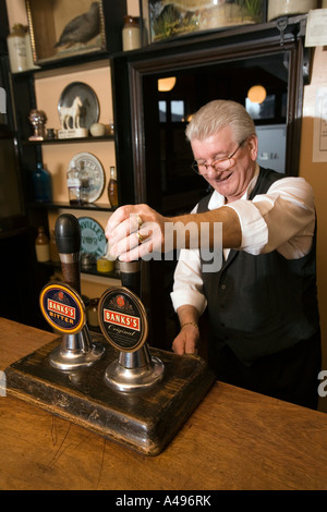 UK Shropshire Ironbridge Blists Hill viktorianischen Stadt New Inn Barkeeper Edgar Davies ziehen einen pint Stockfoto