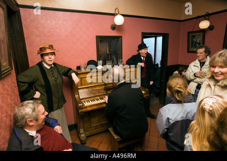 UK Shropshire Ironbridge Blists Hill viktorianischen Stadt New Inn traditionelle Weihnachts-Singaglong rund um das Klavier Stockfoto