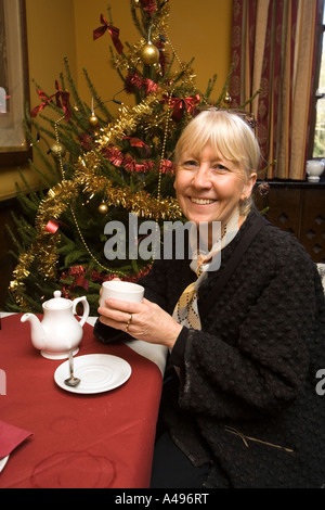 UK Shropshire Ironbridge Blists Hill viktorianischen Stadt neue Inn Clubraum Frau mit Tee zu Weihnachten Stockfoto